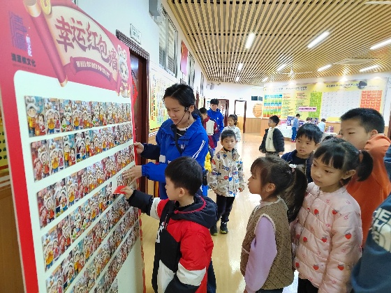 棋院優(yōu)秀小棋手領(lǐng)取紅包_副本.jpg 棋院優(yōu)秀小棋手領(lǐng)取紅包_副本.jpg