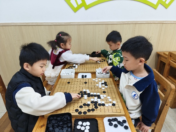4、小棋手們兩兩對(duì)坐，眼神專注，正在認(rèn)真的思考每一步落子呢_副本.jpg
